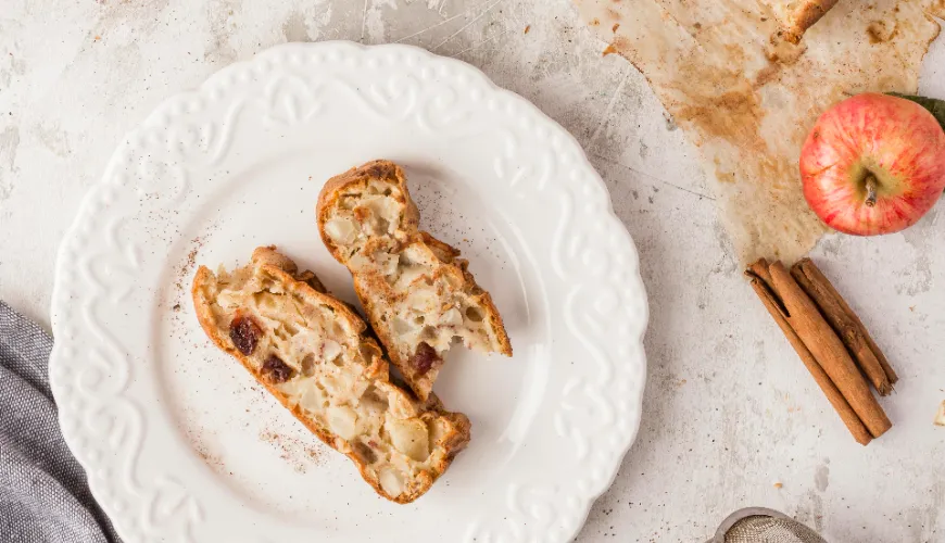 Traditionel opskrift på sund strudel med hytteostdej