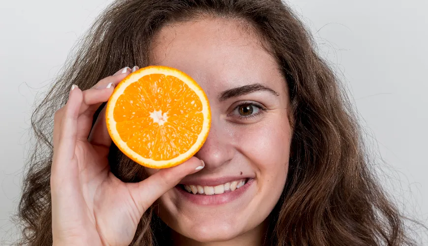 Skinnende og stærkt hår takket være styrken af vitamin C